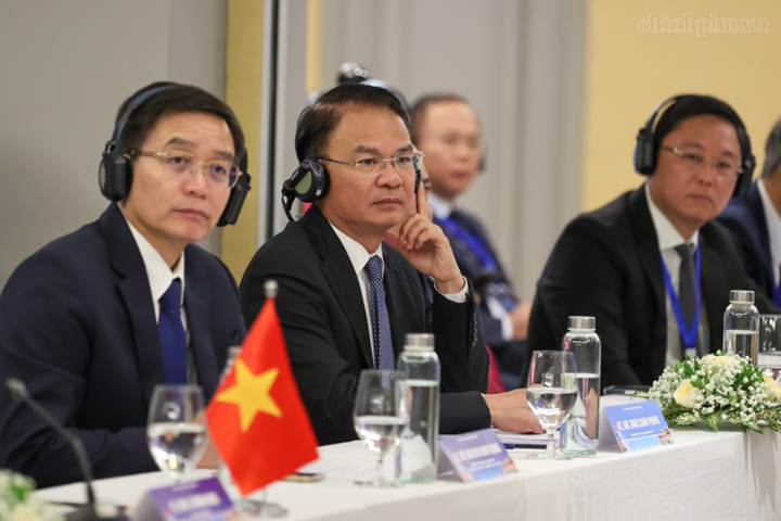 Lãnh đạo các bộ, ngành Việt Nam tham dự buổi làm việc - Ảnh: chinhphu.vn/Nhật Bắc