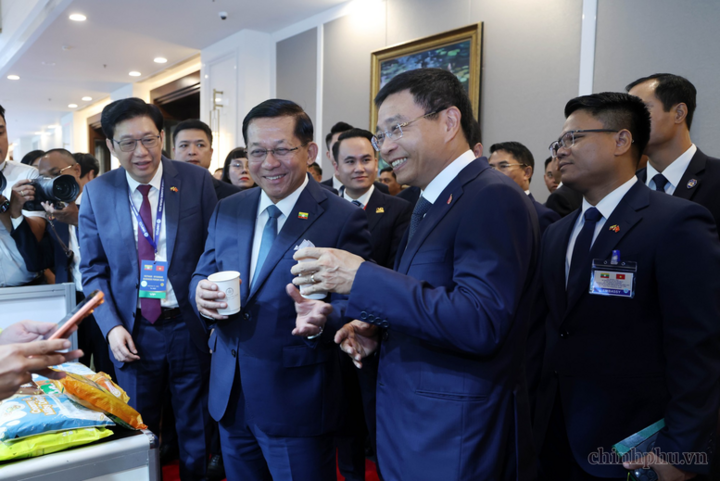 Tổng thống Myanmar Min Aung Hlaing và Phó Thủ tướng Nguyễn Văn Thắng cùng thưởng thức sản phẩm chè do doanh nghiệp Myanmar sản xuất - Ảnh: chinhphu.vn/Đức Tuân