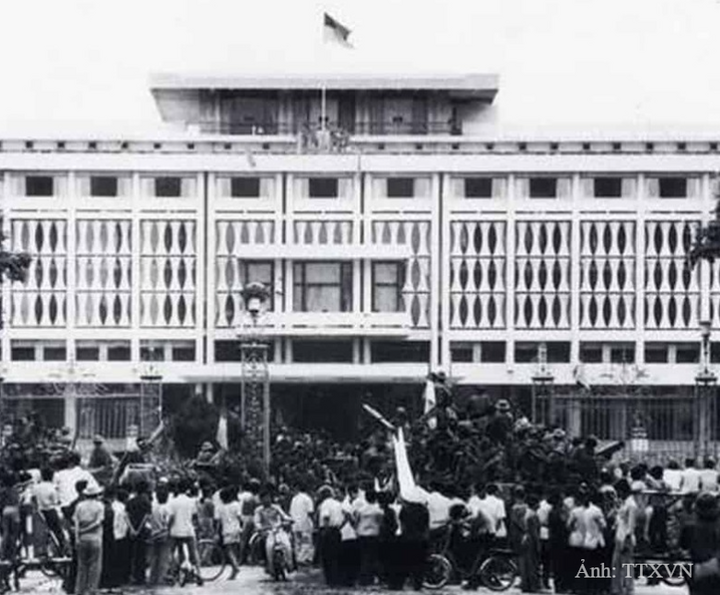 Lá cờ của Mặt trận Dân tộc Giải phóng miền Nam Việt Nam đã tung bay trên nóc Dinh Độc Lập, trưa ngày 30/4/1975.