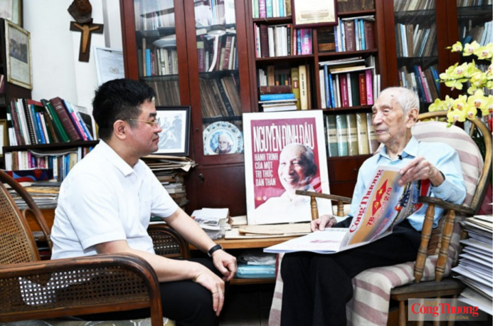 Nhà báo Nguyễn Văn Minh - Tổng Biên tập Báo Công Thương (thời điểm đó là Phó Tổng Biên tập phụ trách Báo) và học giả Nguyễn Đình Đầu, tháng 10/2023.
