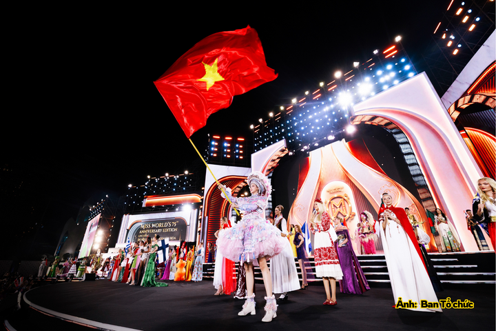 Hoa hậu Lê Nguyễn Bảo Ngọc cùng các thí sinh Miss World 2026 trong phần trình diễn mở màn chung kết Dances of the World.