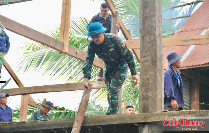Trên công trường, màu áo lính xuất hiện bên những ngôi nhà đang tháo dỡ, giữa những bức tường mới xây và trên từng tuyến đường dẫn vào khu tái định cư.
