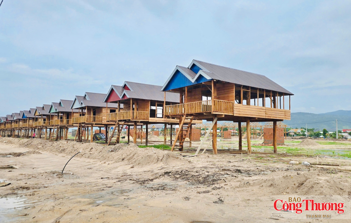 Từng mái nhà được dựng lên cũng là từng bước giúp người dân rời khỏi vùng thường xuyên ngập lụt, chủ động hơn trước thiên tai.
