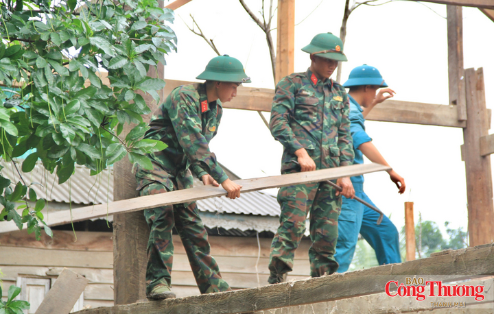 Những căn nhà cũ lần lượt được tháo xuống, từng tấm tôn, thanh gỗ, vật dụng gia đình được nâng lên xe, chuyển về nơi ở mới.