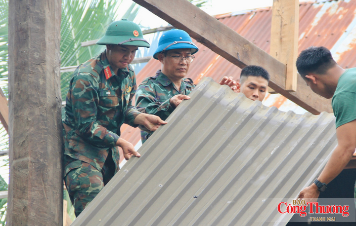 Bộ Chỉ huy Quân sự tỉnh Gia Lai tăng cường 219 cán bộ, chiến sĩ hỗ trợ người dân di dời tới nơi ở mới.