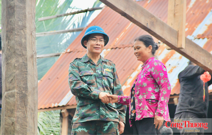 Để việc di dời diễn ra nhanh chóng, UBND xã Ia Tul chủ động bảo đảm chỗ ăn, nghỉ cho cán bộ, chiến sĩ. Địa phương đồng thời vận động các tổ chức, cá nhân hỗ trợ khoảng 20 xe cơ giới để vận chuyển miễn phí nhà cửa, vật dụng của người dân.