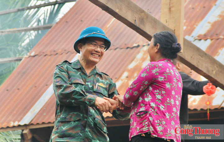 Người dân vùng thiên tai di dời về nơi ở mới an toàn nhờ sự chung sức, đồng lòng của quân và dân.