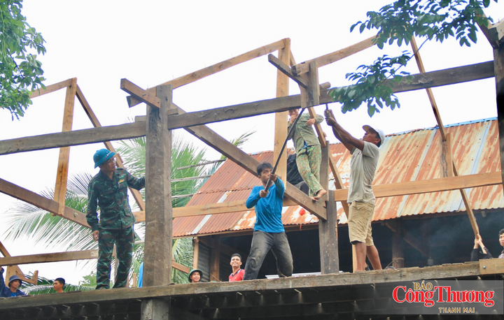 Những căn nhà cũ lần lượt được tháo xuống, từng tấm tôn, thanh gỗ, vật dụng gia đình chuyển về nơi ở mới.