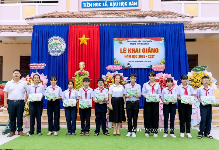 Vietcombank trao 7.350 suất học bổng 'Cùng em tiến bước' nhân dịp năm học mới - 3