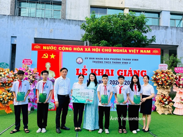 Vietcombank trao 7.350 suất học bổng 'Cùng em tiến bước' nhân dịp năm học mới - 4