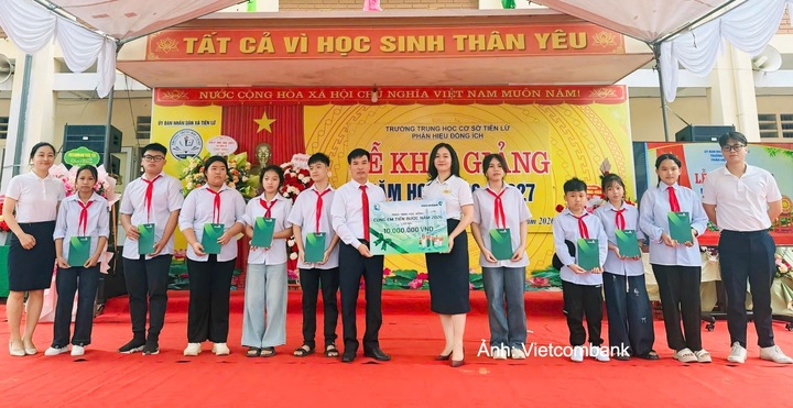 Vietcombank trao 7.350 suất học bổng 'Cùng em tiến bước' nhân dịp năm học mới - 5