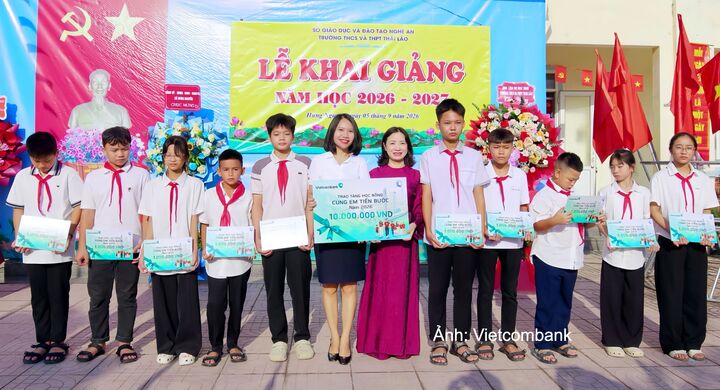 Trong ngày khai giảng năm học 2026 - 2027, các chi nhánh Vietcombank đã đồng loạt triển khai trao 7.350 suất học bổng “Cùng em tiến bước” tại 34 tỉnh, thành phố, với tổng trị giá 7,35 tỷ đồng.
