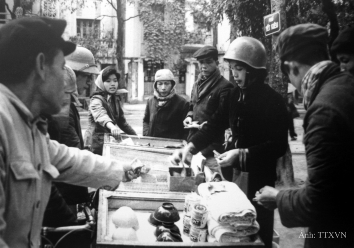 Bán hàng lưu động trong 12 ngày đêm "Điện Biên Phủ trên không" cuối năm 1972.
