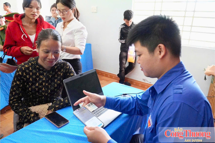 Các đoàn viên thanh niên tham gia vào các tổ công nghệ số cộng đồng để giúp người dân hiểu rõ hơn các ứng dụng cơ bản để giải quyết thủ tục hành chính