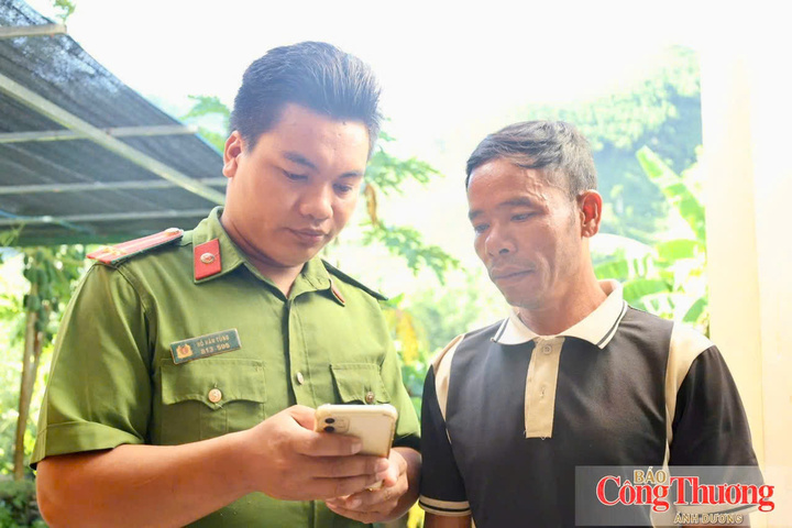 Lực lượng công an xã Thanh Bồng hướng dẫn bà con người Co thao tác, cài đặt các ứng dụng trên điện thoại