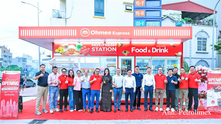 Các đại biểu tham gia sự kiện khai trương cửa hàng Ohmee Express tại Cửa hàng xăng dầu 74 Ngọc Hồi