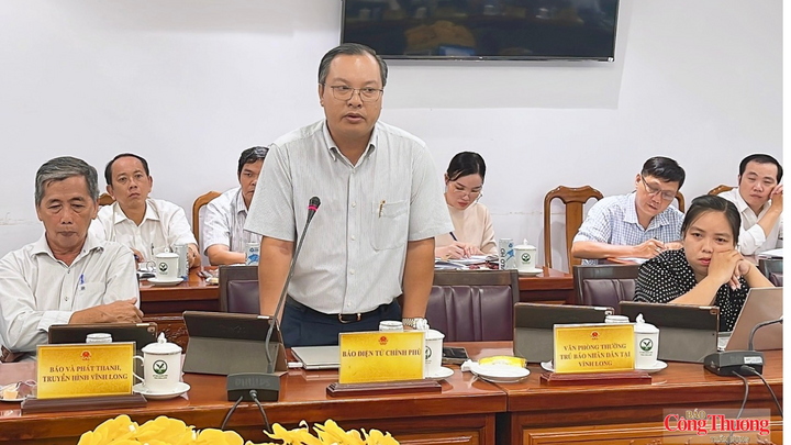 Đại diện các cơ quan báo chí đặt câu hỏi tại buổi họp báo.