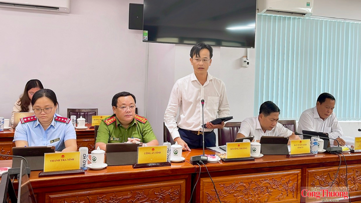 Ông Nguyễn Văn Niệm - Phó giám đốc Sở Công Thương tỉnh Vĩnh Long báo cáo về năng lượng tại buổi họp báo.