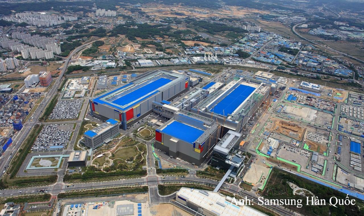 Nhà máy bán dẫn quy mô lớn của Samsung tại Hàn Quốc - minh chứng cho vai trò của doanh nghiệp đầu tàu trong nâng cao năng lực công nghệ quốc gia.