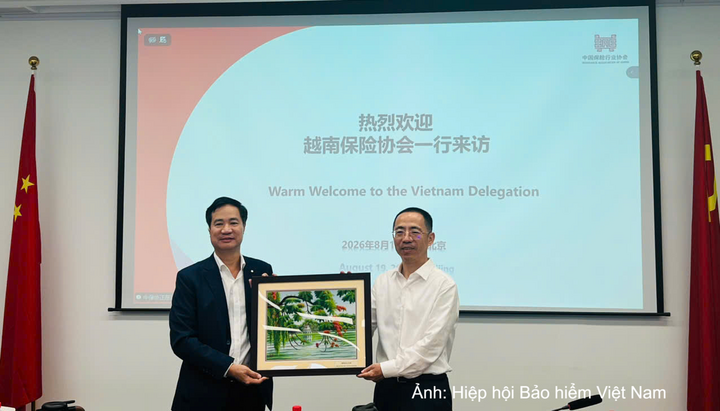 Ông Nguyễn Xuân Việt - Chủ tịch Hiệp hội Bảo hiểm Việt Nam, Chủ tịch Hội đồng Quản lý Quỹ Bảo hiểm xe cơ giới tặng quà lưu niệm cho ông Zhao Yulong - Chủ tịch Hiệp hội Bảo hiểm Trung Quốc.