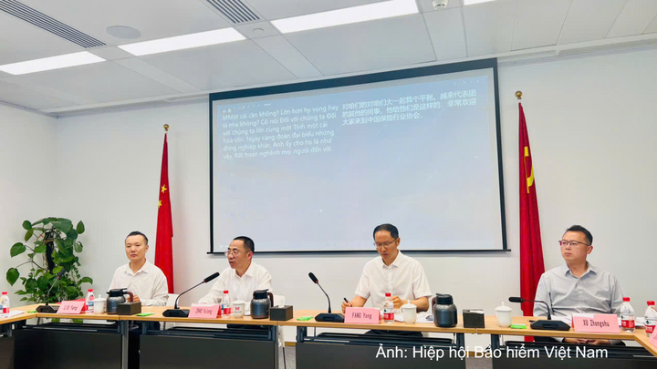 Lãnh đạo Hiệp hội Bảo hiểm Trung Quốc (ông Zhao Yulong - Chủ tịch Hiệp hội Bảo hiểm Trung Quốc thứ 2 từ trái qua) trong buổi làm việc với đoàn công tác Quỹ Bảo hiểm xe cơ giới Việt Nam.