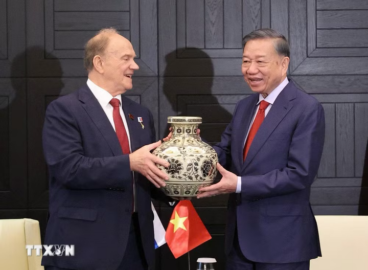 Tổng Bí thư, Chủ tịch nước Tô Lâm tặng quà cho Chủ tịch Đảng Cộng sản Liên bang Nga Gennady Zyuganov. (Ảnh: Thống Nhất/TTXVN)