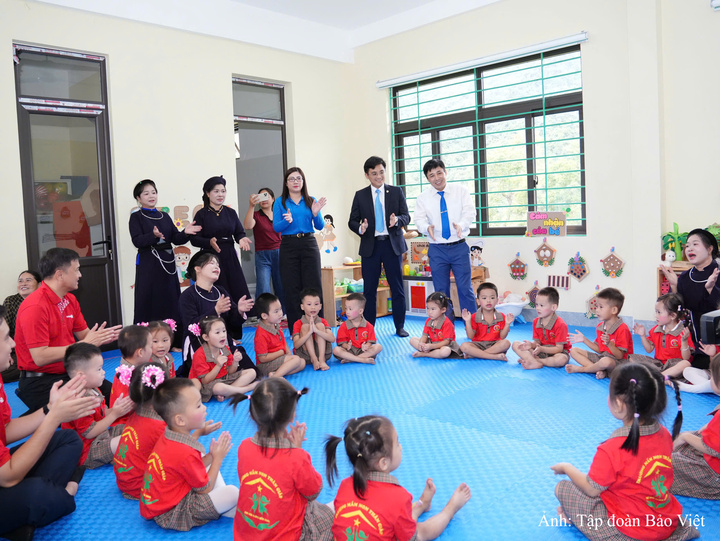 Cô và trò hạnh phúc khi có lớp học khang trang, an toàn từ sự chung tay của Bảo Việt