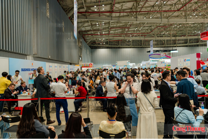 Khu vực kết nối giao thương B2B tại Viet Nam International Sourcing 2026 diễn ra sôi nổi.