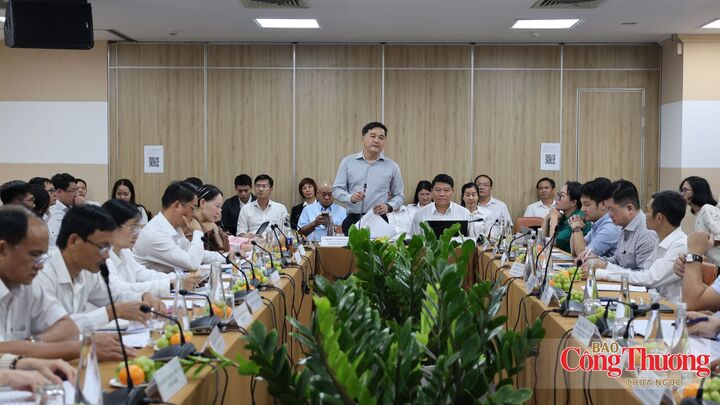 Quang cảnh Hội nghị tham vấn ý kiến về dự thảo Nghị quyết của HĐND Thành phố Hồ Chí Minh về Khu thương mại tự do, Khu logistics tích hợp triển khai Luật Phát triển đô thị diễn ra chiều 7/9.