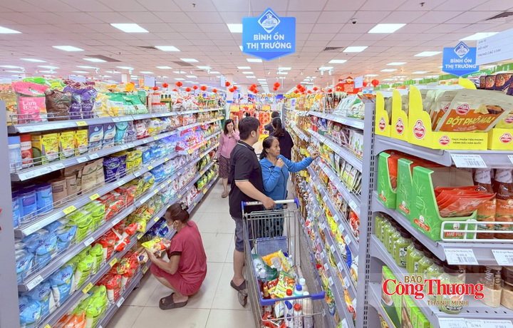 Tổng mức bán lẻ hàng hóa và doanh thu dịch vụ tiêu dùng của TP. Hồ Chí Minh trong 8 tháng đầu năm 2026 tăng 13,7%, tạo thêm động lực cho sản xuất và thương mại.