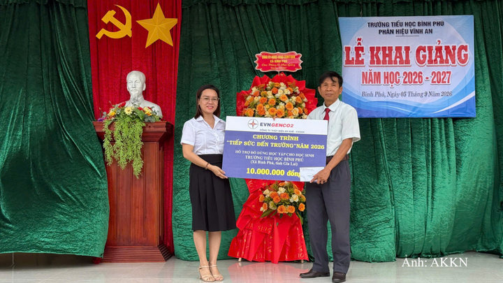 Trao quà hỗ trợ học sinh làng kết nghĩa Xà Tang thuộc Trường Tiểu học Bình Phú