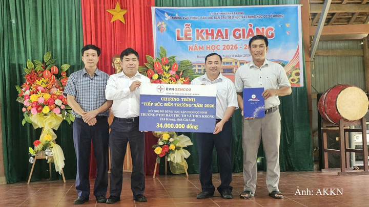 Ông Nguyễn Thành Sơn, Phó Giám đốc Công ty Thủy điện An Khê – Ka Nak (thứ hai từ trái qua) trao kinh phí hỗ trợ mua đồng phục cho đại diện Trường Phổ thông Dân tộc bán trú Tiểu học và THCS Krong (xã Krong, tỉnh Gia Lai)