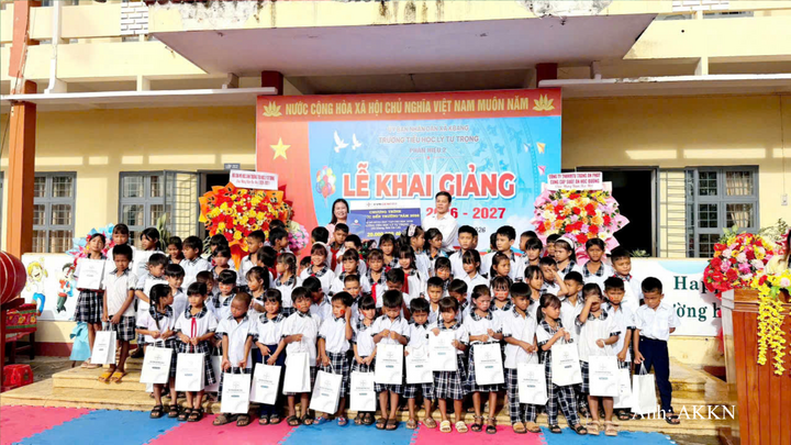 Những món quà nhỏ, gửi gắm sự sẻ chia và tình cảm của Công ty Thủy điện An Khê – Ka Nak đến các em học sinh vùng khó khăn