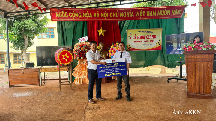 Trao quà "tiếp sức đến trường" cho  học sinh trường PTDT bán trú TH và THCS Đăk Smar