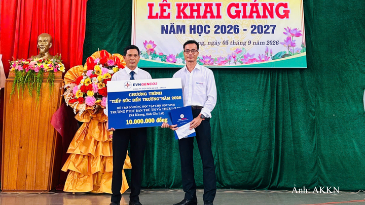 Trao quà cho học sinh trường Phổ thông Dân tộc bán trú Tiểu học và THCS Lơ Ku
