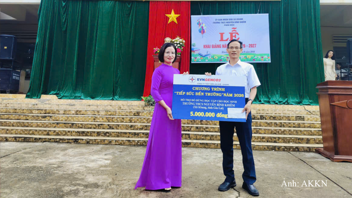 Trao tặng đồ dùng học tập cho học sinh trường THCS Nguyễn Bỉnh Khiêm