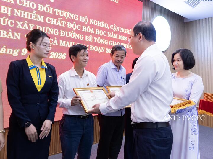 Ông Lê Ngọc Chính, Phó Trưởng ban Quản trị Nguồn lực - đại diện PVCFC đón nhận Bằng khen tại hội nghị. Ảnh: PVCFC