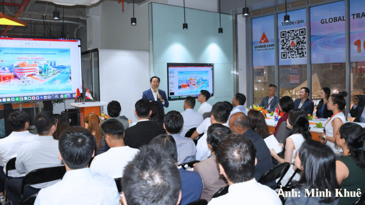 Ông Trần Văn Chín trao đổi với đoàn doanh nghiệp Singapore.
