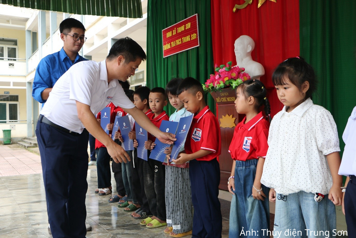 Ông Vũ Xuân Dũng - Chủ tịch kiêm Giám đốc Công ty TNHH MTV Thủy điện Trung Sơn trao hỗ trợ cho các em học sinh có hoàn cảnh khó khăn nhân dịp khai giảng năm học 2026-2027.