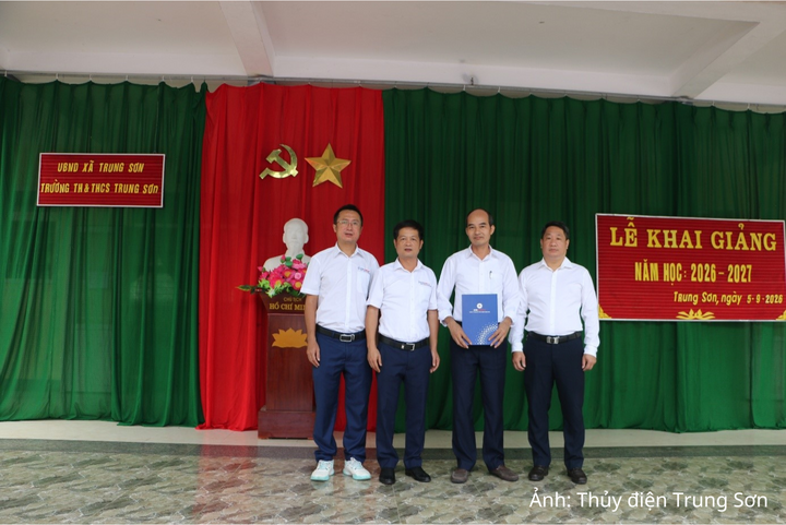 Ông Vũ Xuân Dũng - Chủ tịch kiêm Giám đốc Công ty TNHH MTV Thủy điện Trung Sơn (thứ 2 từ trái qua phải) trao hỗ trợ cho nhà trường nhân dịp khai giảng năm học 2026-2027.