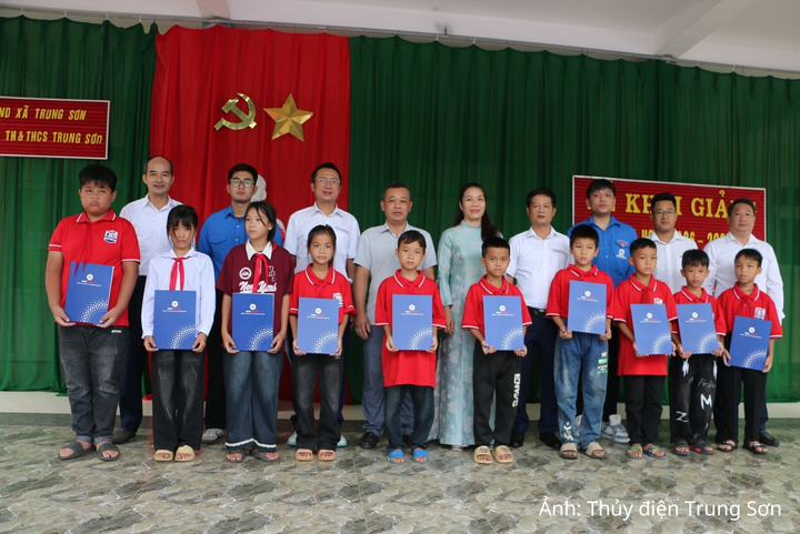 Các em học sinh có hoàn cảnh khó khăn nhận những phần quà động viên từ Công ty TNHH MTV Thủy điện Trung Sơn trước thềm năm học mới