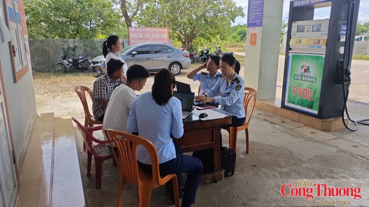 Đội Quản lý thị trường số 1 kiểm tra một cửa hàng kinh doanh xăng dầu trên địa bàn phường Đồng Hới.
