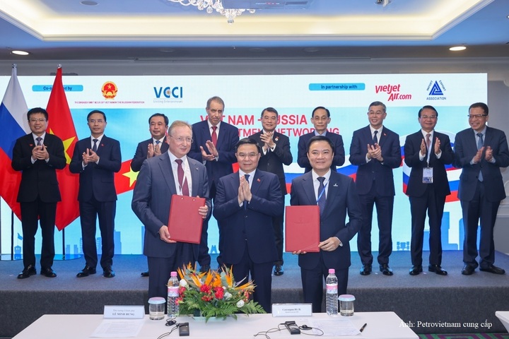 Thủ tướng Lê Minh Hưng chứng kiến trao Giấy chứng nhận đầu tư của PSC Lô 01/17&02/17, thềm lục địa Việt Nam giữa PETROVIETNAM và Tập đoàn Zarubezhneft, trong khuôn khổ chuyến công tác tham dự Hội nghị Cấp cao kỷ niệm 35 năm quan hệ ASEAN - Nga, tháng 6/2026 - Ảnh: Petrovietnam
