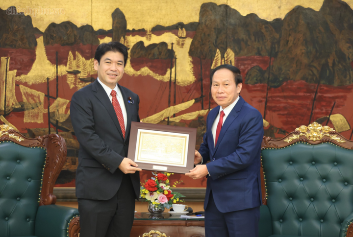 Phó Thủ tướng tặng Bộ trưởng Matsumoto Yohei quà lưu niệm - Ảnh: chinhphu.vn/Thu Sa