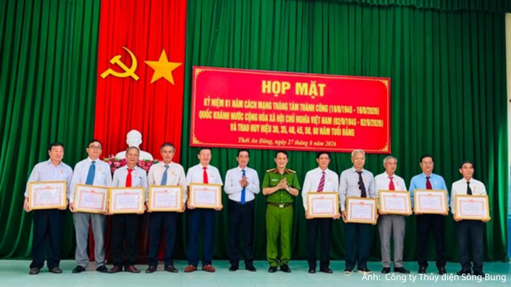 Đồng chí Võ Văn Tuấn (thứ tư từ trái sang) nhận Huy hiệu 35 năm tuổi Đảng tại Đảng ủy phường Thời An Đông (TP. Cần Thơ).