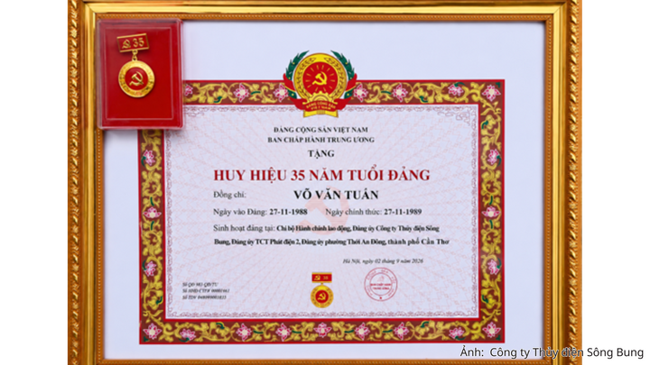 Huy hiệu 35 năm tuổi Đảng được trao của đồng chí Võ Văn Tuấn.