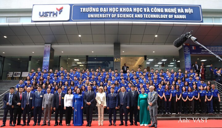 Tổng thống Pháp Emmanuel Macron và Phu nhân cùng Phó Chủ tịch nước Võ Thị Ánh Xuân chụp ảnh chung với các đại biểu và giảng viên, sinh viên Trường Đại học Khoa học và Công nghệ Hà Nội ngày 27/5/2025.
