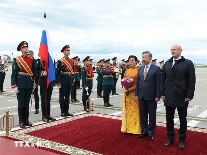 Đại biểu Liên bang Nga đón Tổng Bí thư, Chủ tịch nước Tô Lâm và Phu nhân tại sân bay Vnukovo, Moskva, Liên bang Nga. Ảnh: Thống Nhất/TTXVN