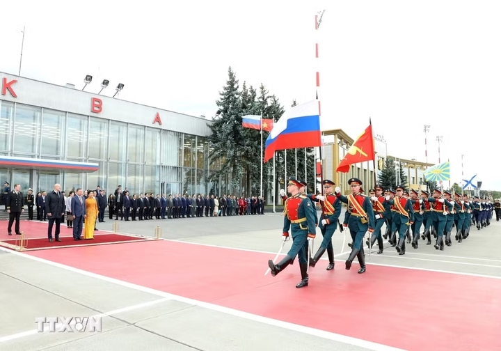 Tổng Bí thư, Chủ tịch nước Tô Lâm và Phu nhân đến sân bay Vnukovo, Moskva, Liên bang Nga. Ảnh: Thống Nhất/TTXVN