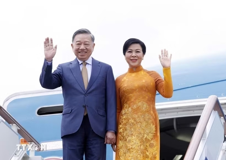 Tổng Bí thư, Chủ tịch nước Tô Lâm và Phu nhân tới sân bay Vnukovo, Moskva, Liên bang Nga. Ảnh: Thống Nhất/TTXVN